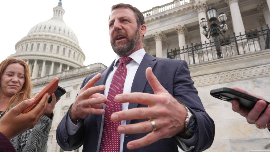 dpatopbilder - Senator Markwayne Mullin, Senator des Bundesstaates Oklahoma, spricht zu Reportern vor dem Kapitol. US-Präsident Trump hat seine umstrittene Heimatschutzministerin Noem entlassen. Mullin soll das für Einwanderungs- und Grenzschutzbehörden zuständige Ressort ab dem 31. März führen. Foto: J. Scott Applewhite/AP/dpa