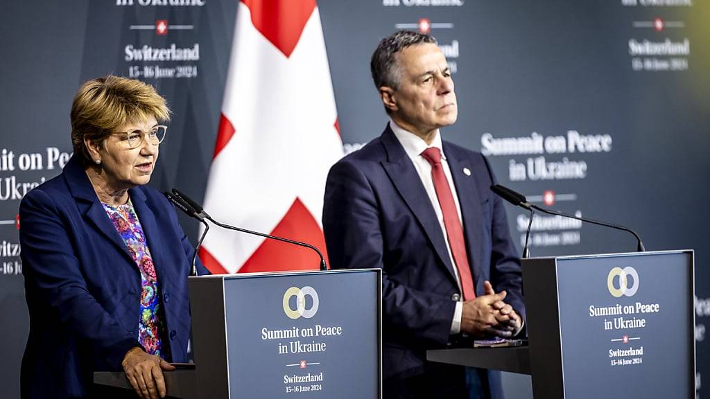 Bundespräsidentin Viola Amherd (l.) und EDA-Vorsteher Ignazio Cassis vertreten die Schweiz an der «Ukraine Mine Conference» in Lausanne. (Archivbild)