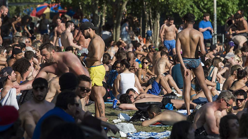 Im Jahr 2050 dürften rund zwei Millionen Menschen im Kanton Zürich wohnen. Der Regierungsrat will nun herausfinden, wie der Kanton mit dem Wachstum umgehen soll. Im Bild das sommerliche Gedränge am Letten. (Archivbild)