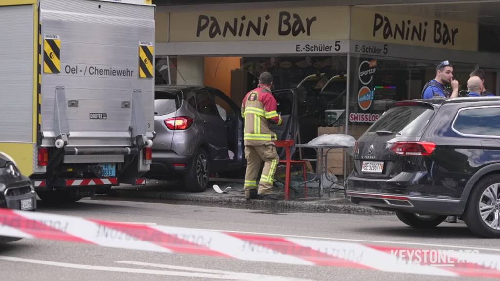 Auto fährt in Biel in Restaurant
