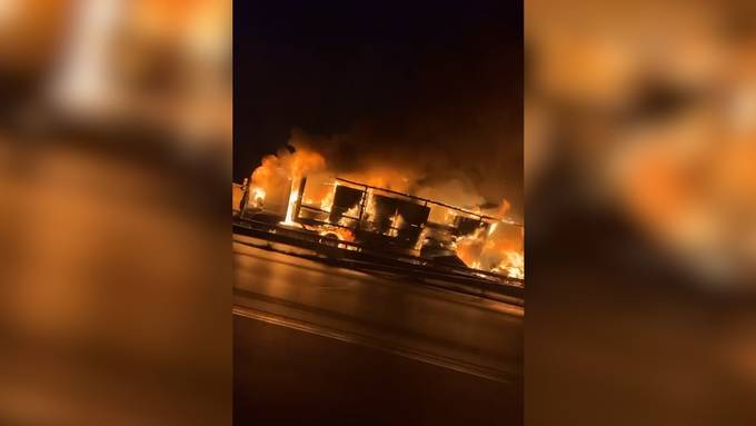 Zwei Lastwagen an Raststätte vollständig ausgebrannt