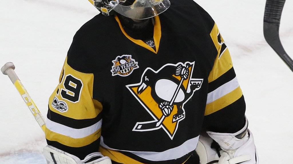 Marc-André Fleury, Goalie der Pittsburgh Penguins, schaut nach dem 4:0, das er gerade kassiert hat, auf die Anzeigetafel