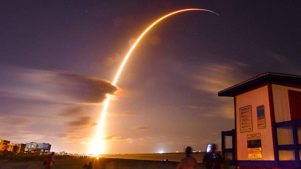 Die Falcon 9 SpaceX Rakete bringt die ersten 60 Internet-Satelliten ins All.