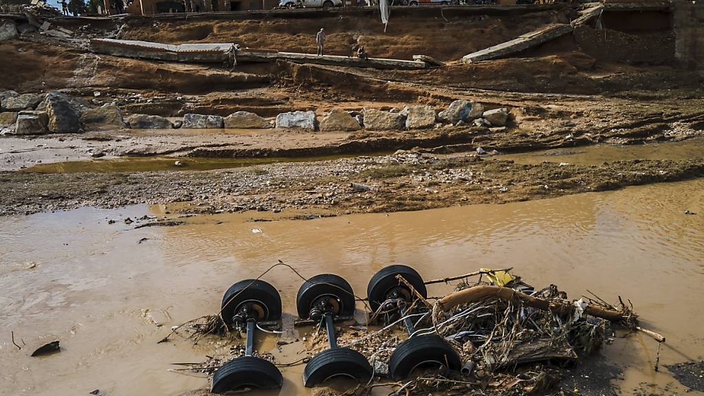 dpatopbilder - Ein Lastwagen liegt nach dem schweren Unwetter umgekippt im Schlamm in Paiporta, einem Vorort von Valencia. Foto: Angel Garcia/AP/dpa