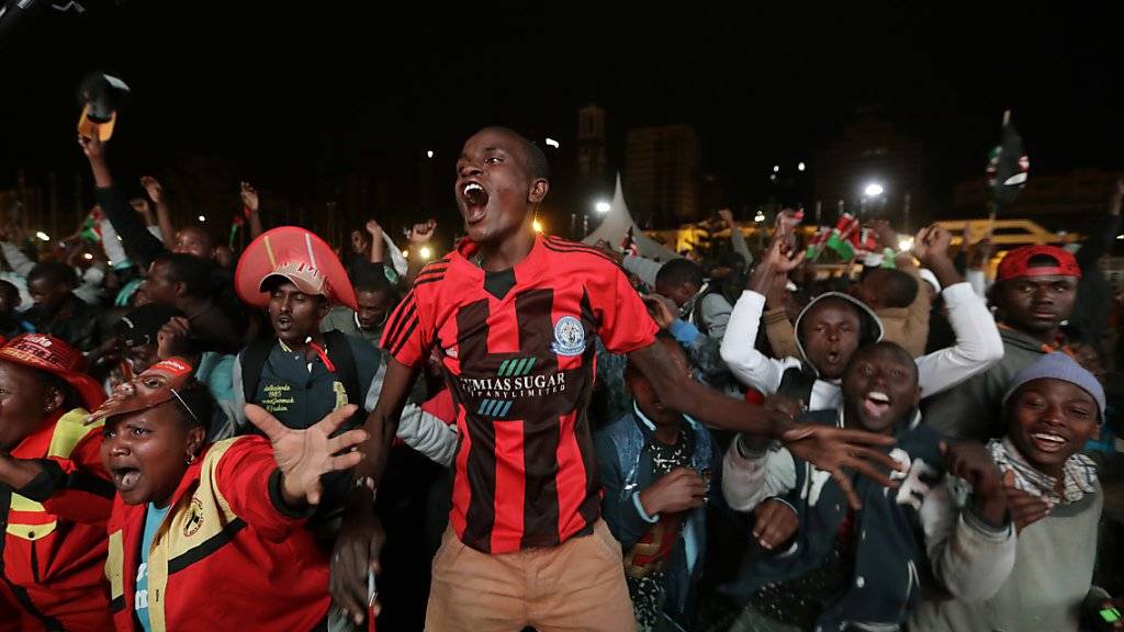 Unterstützer Uhuru Kenyattas jubeln in Nairobi bei der Verkündung des Wahlresultats. Kenias Staatschef hat die hart umkämpfte Präsidentschaftswahl gewonnen.