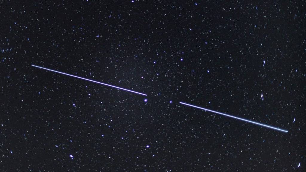 ARCHIV - Zwei «Starlink»-Satelliten sind als Lichtstreifen am Nachthimmel zu sehen (Aufnahme mit einer Belichtungszeit von 15 Sekunden). Foto: Patrick Pleul/dpa-Zentralbild/dpa/Symbolbild