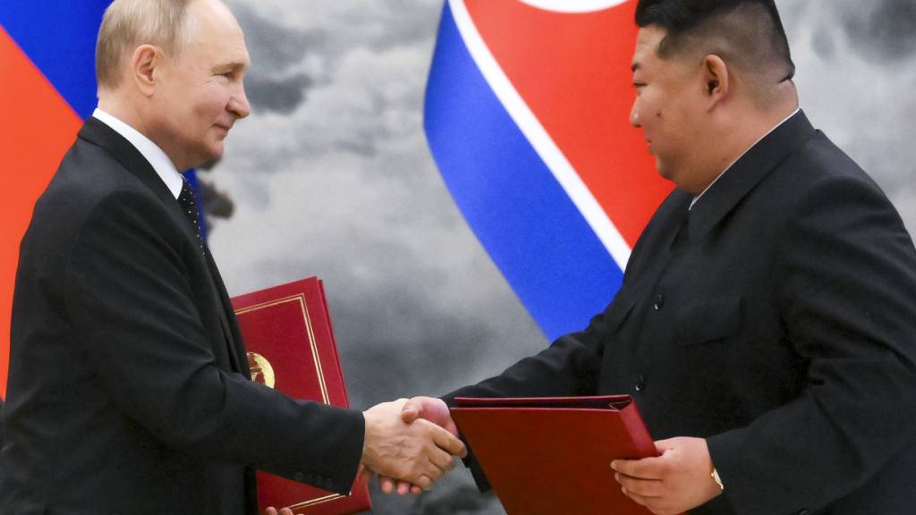 ARCHIV - Der russische Präsident Wladimir Putin (l) und der nordkoreanische Staatschef Kim Jong Un schütteln sich nach einer Unterzeichnungszeremonie der neuen Partnerschaft die Hände. Foto: Kristina Kormilitsyna/Pool Sputnik Kremlin/AP/dpa