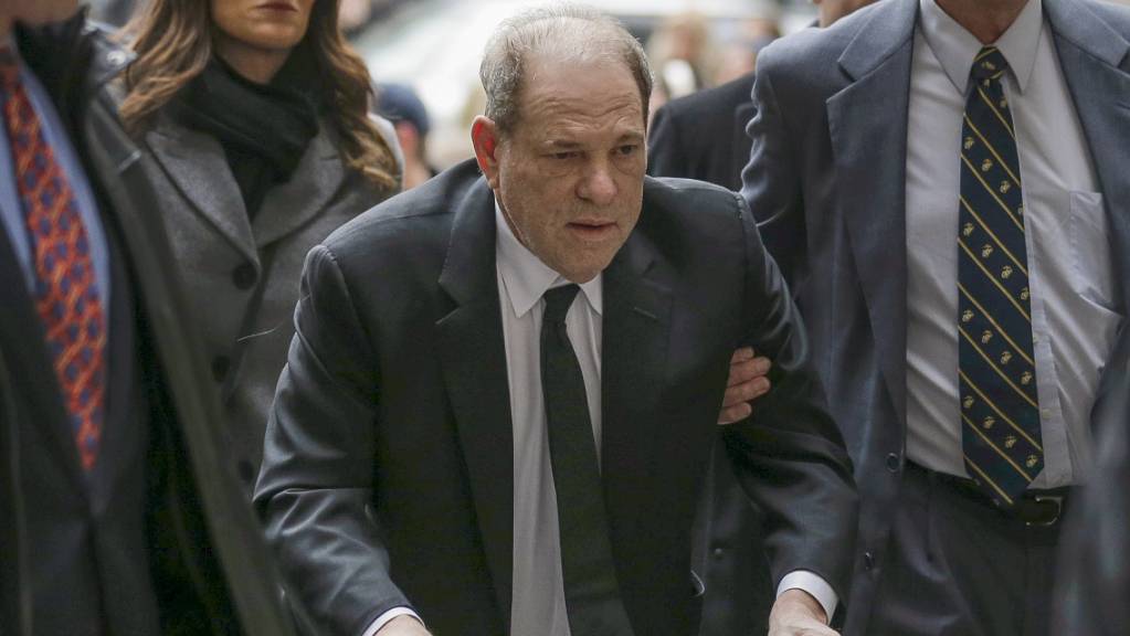 Harvey Weinstein erschien am Montag mit einem Rollator als Gehhilfe zum Obersten Gericht des Bundesstaates New York in Manhattan.