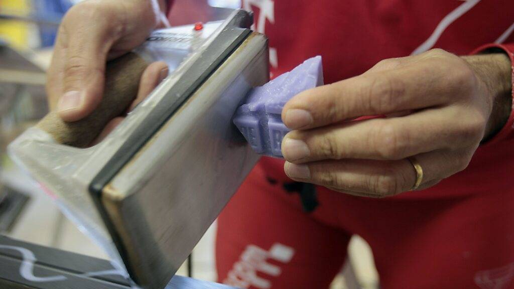 Bei der Präparation der Ski fangen die Serviceleute wegen des Verbots von Fluor quasi wieder bei null an