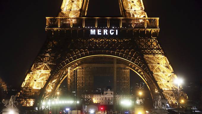 «Merci» - Eiffelturm dankt Helfern in der Coronavirus-Krise
