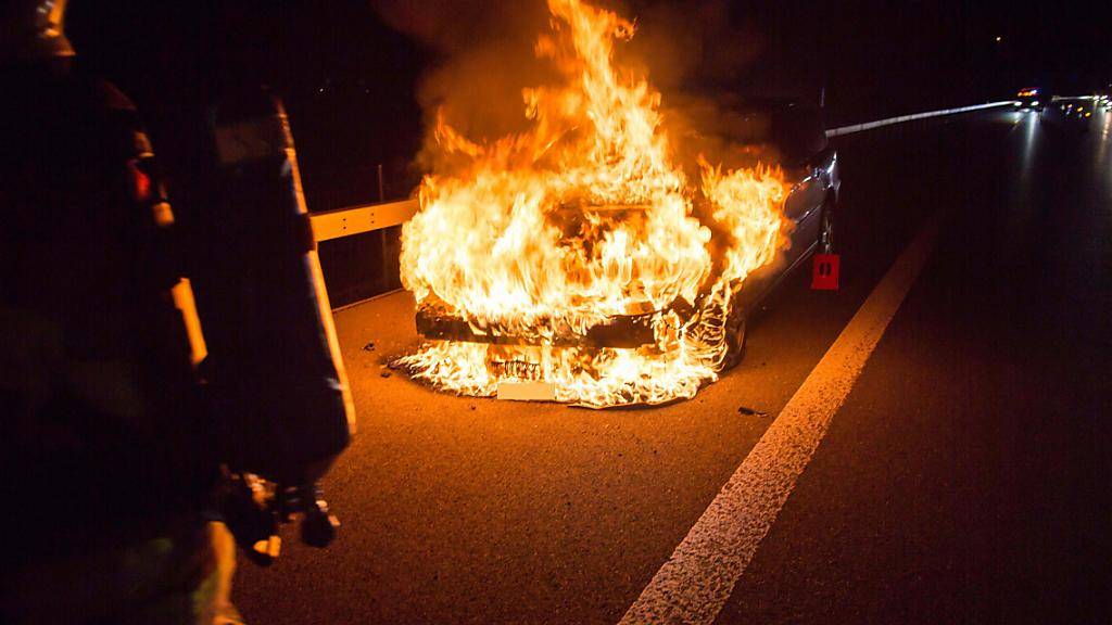 Am Montagabend brannte auf der Autobahn A4 in der Nähe von Baar ZG ein Auto lichterloh.