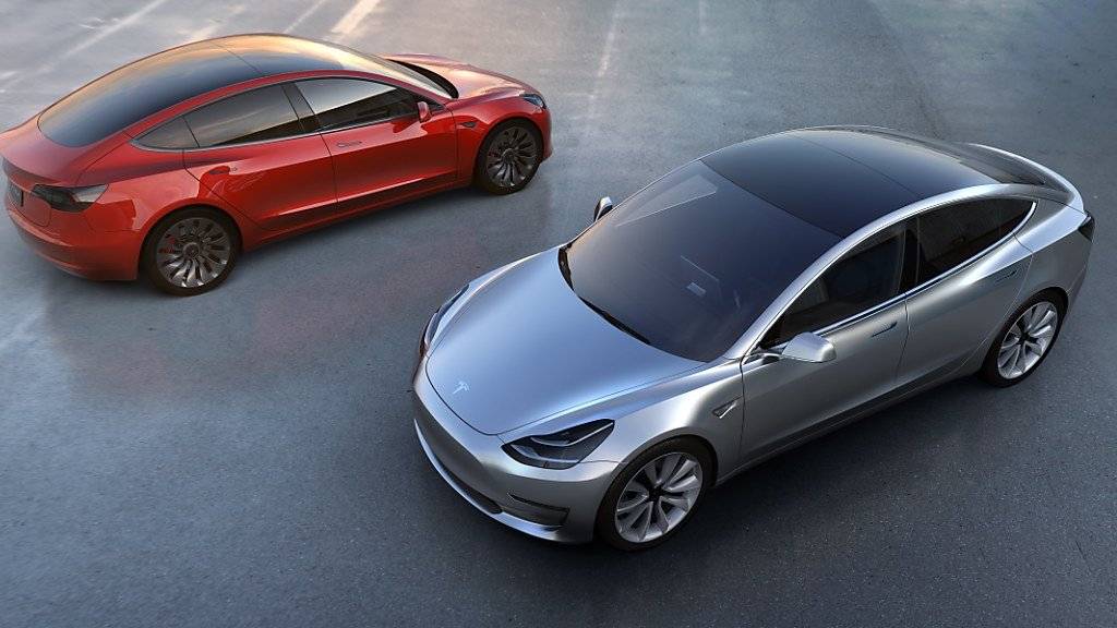 Der Elektroautobauer Tesla kommt mit seinem Hoffnungsträger Model 3 weiterhin nicht wie erhofft voran. (Archivbild)