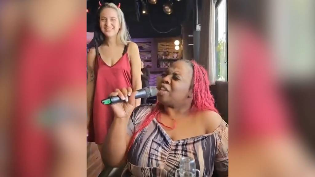 Frau begeistert in Steakhouse in Miami mit ihrer Stimme