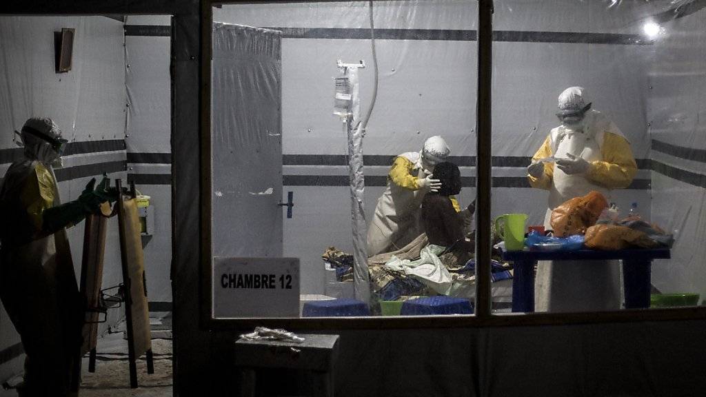 Mitarbeitende von Ärzte ohne Grenzen behandeln einen (noch nicht bestätigten) Ebola-Patienten im kongolesischen Butembo. (Archiv)