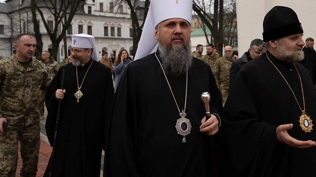 ARCHIV - Das Oberhaupt der orthodoxen Kirche der Ukraine, Metropolit Epifanij (M). Foto: Evgeniy Maloletka/AP/dpa