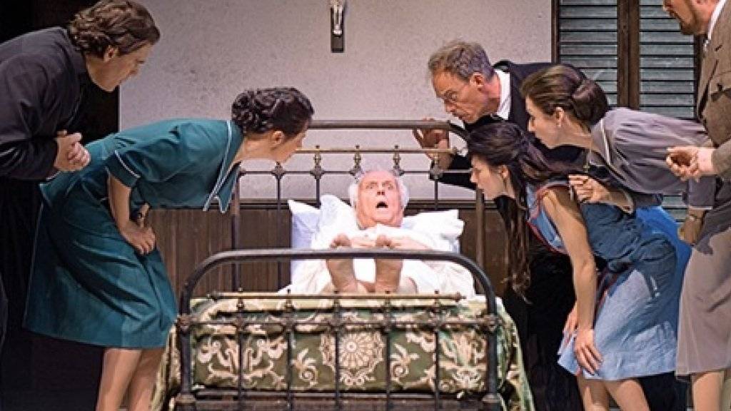 Walter Andreas Müller (im Bett) spielt im Musical «Don Camillo & Peppone» in St. Gallen den Nonno. Dass er «nur» das Cervelat-Zugpferd ist, stört ihn nicht. (Pressebild)