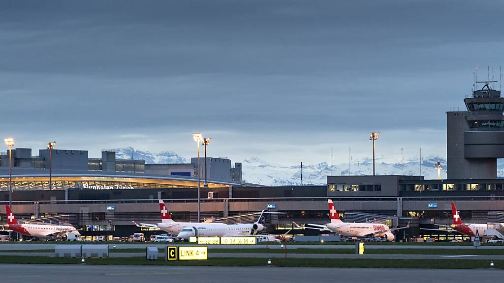 Der Flugverkehr am Flughafen Zürich erholt sich weiter. Im August lag die Zahl der Starts und Landungen nur noch 7 Prozent unter dem Vor-Corona-Niveau nach deutlich über 10 Prozent zu Jahresbeginn.(Archivbild)