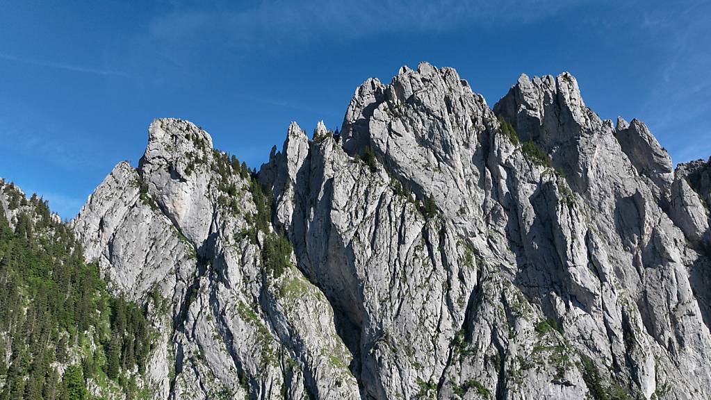 In den Gastlosen im Saanenland stürzte ein KIetterer eine Felswand hinunter und erlitt tödliche Verletzungen.