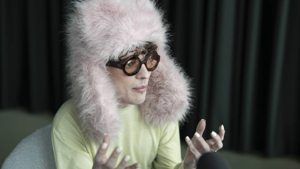 Die rosa Mütze mag Nemo. Sie sei wie eine Perücke, «die meinen Kopf auf eine schöne Art ergänzt», sagte Nemo im Gespräch in Zürich.