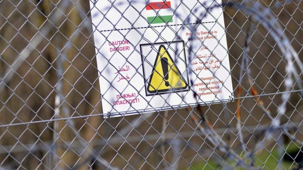 Flüchtlinge sind nicht willkommen: Ein Warnschild an der mit Zäunen und Stacheldraht gesicherten Grenze zwischen Serbien und Ungarn (Archiv).