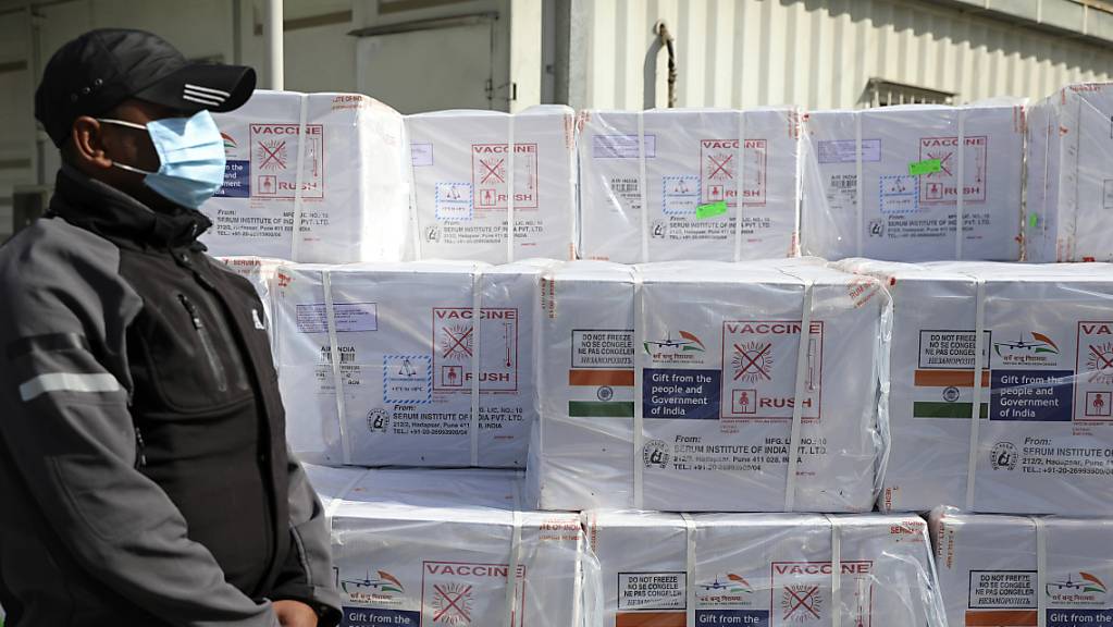 Wachpersonal steht neben einer Lieferung des Corona-Impfstoffes des Herstellers Oxford/AstraZeneca im Zollbereich des Hamid Karzai International Airport. Die indische Regierung spendete dem Land in einer ersten Lieferung 500'000 Impfdosen.