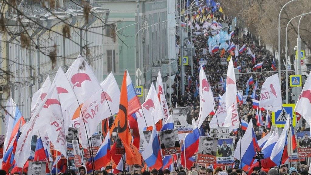 Tausende Oppositionelle demonstrieren in Moskau gegen die russische Regierung. Mit Fotos erinnerten die Teilnehmer des Gedenkmarsches an den ermordeten Politiker Boris Nemzow.