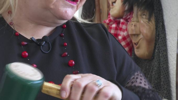 Romy Guntli ist leidenschaftliche Maskenschnitzerin