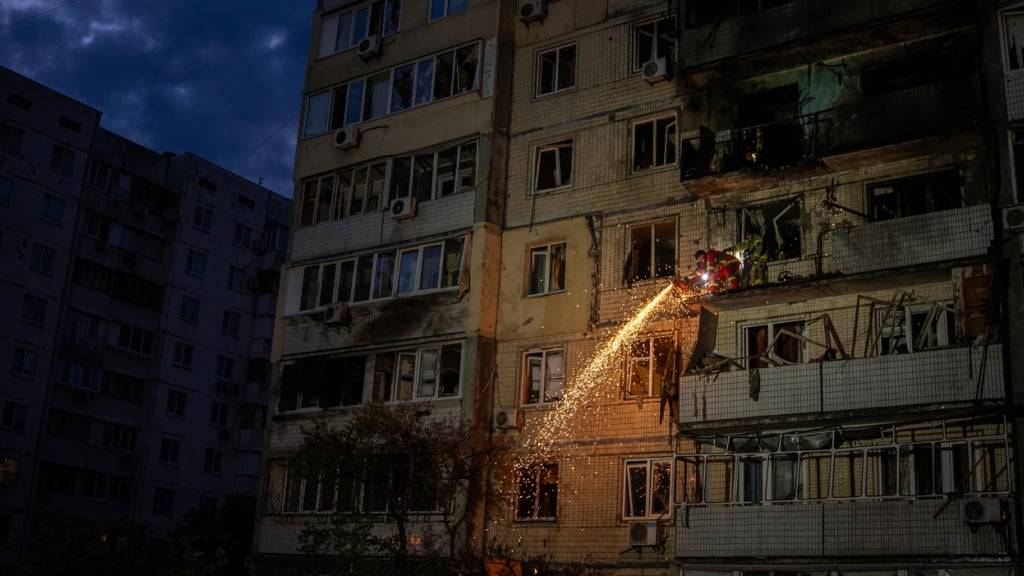 dpatopbilder - Feuerwehrleute räumen Trümmer von einem Balkon eines Wohnhauses, das durch einen russischen Angriff beschädigt wurde. Foto: Alex Babenko/AP/dpa