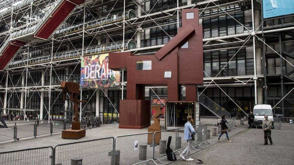 «Domestikator» heisst die Plastik des niederländischen Ateliers Van Lieshout, die derzeit vor dem Centre Pompidou in Paris steht: Sie sorgt zum Start der Kunstmesse für Aufsehen.
