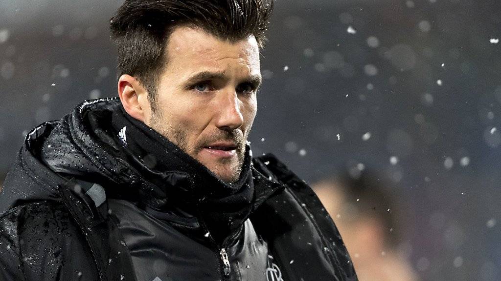 Skeptischer Blick, garstiges Wetter: Es läuft nicht rund für Raphaël Wicky und den FC Basel