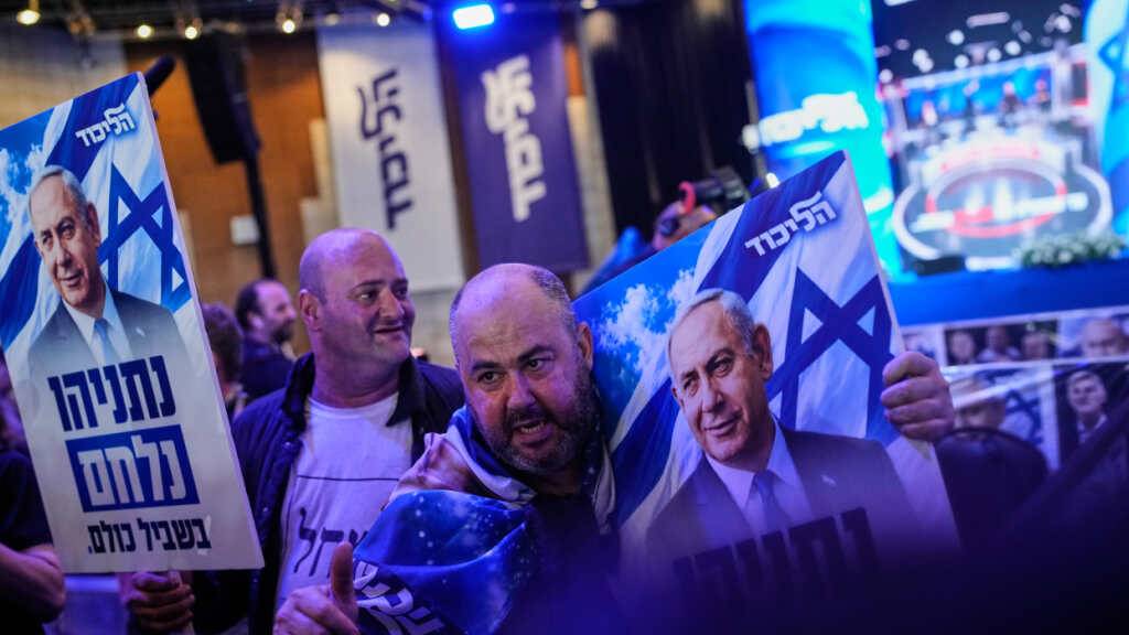 Anhänger des israelischen Ministerpräsidenten Netanjahu reagieren auf die Veröffentlichung der ersten Ergebnisse der Wählerbefragungen zur israelischen Parlamentswahl. Foto: Ohad Zwigenberg/AP/dpa