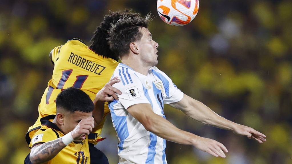Der Torschütze Giovani Lo Celso (rechts) gewinnt das Kopfball-Duell