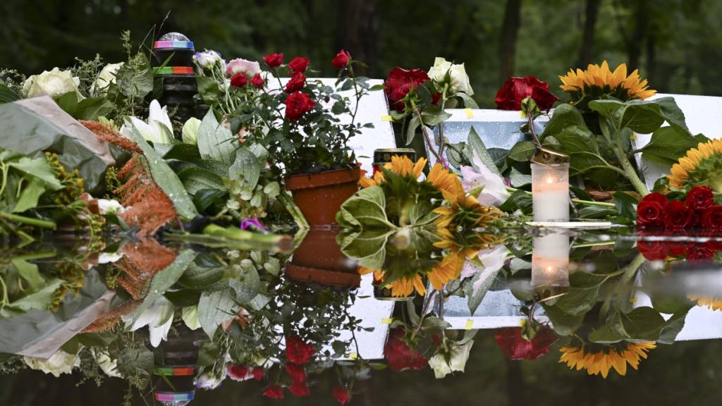 Kerzen und Blumen stehen in der Nähe des Tatorts auf dem Boden. Im Tiergarten war am Rande des Christopher Street Day ein Mann mit einem Fahrzeug in eine Menschenmenge gefahren. Foto: Markus Lenhardt/dpa