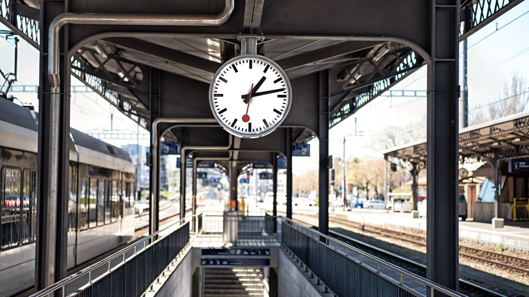 Der Unterbruch dauert voraussichtlich noch bis 19.30 Uhr.