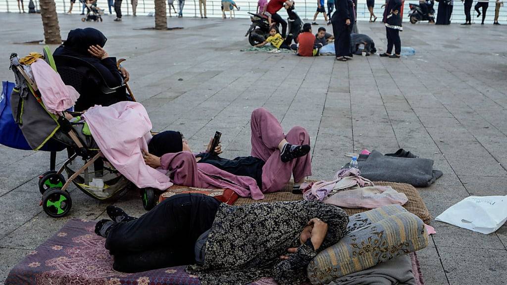 Familien schlafen auf der Corniche von Beirut, nachdem sie vor den israelischen Luftangriffen in den südlichen Vororten von Dahiyeh geflohen sind. Foto: Bilal Hussein/AP/dpa