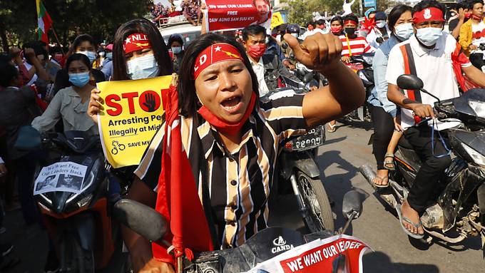 Massenproteste gegen Putsch in Myanmar gehen weiter
