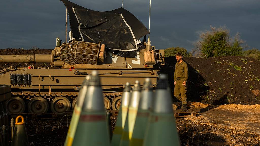 ARCHIV - Ein israelischer Artilleriesoldat steht nahe der Grenze zu Libanon neben einem Panzer. Foto: Ilia Yefimovich/dpa