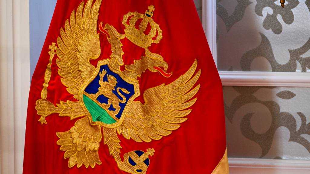 ARCHIV - Die Flagge mit dem Wappen von Montenegro, aufgenommen in der Villa Gorica während des Besuchs der deutschen Außenministerin Baerbock. Foto: Soeren Stache/dpa/Archivbild