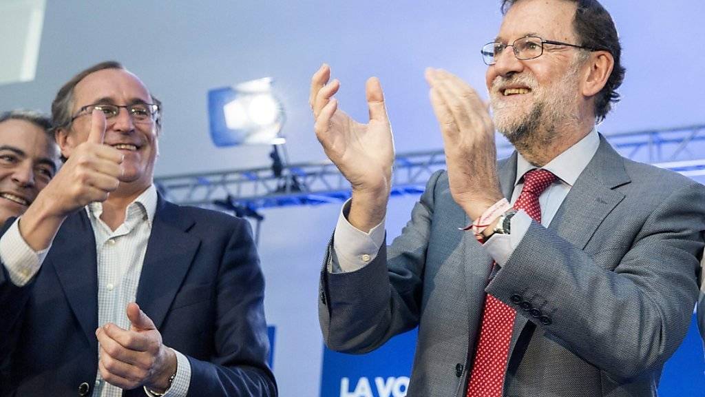 Der amtierende Regierungschef Mariano Rajoy (Rechts) hofft im Baskenland auf einen Erfolg des PP-Kandidaten Alfonso Alonso (Mitte). (Archiv)