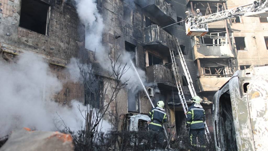 Rettungskräfte löschen in Ternopil, Ukraine, ein Feuer in einem Wohnhaus, das durch einen russischen Angriff schwer beschädigt wurde. Foto: Vlad Kravchuk/AP/dpa