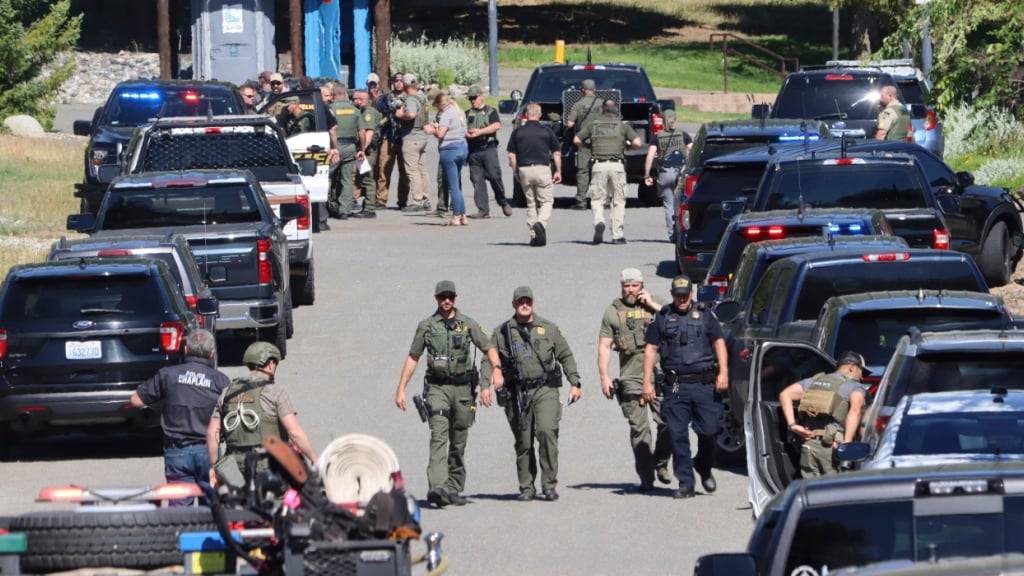 Polizeibeamte und Rettungskräfte in Coeur d'Alene im Einsatz. Foto: Bill Buley/Coeur D'Alene Press/dpa