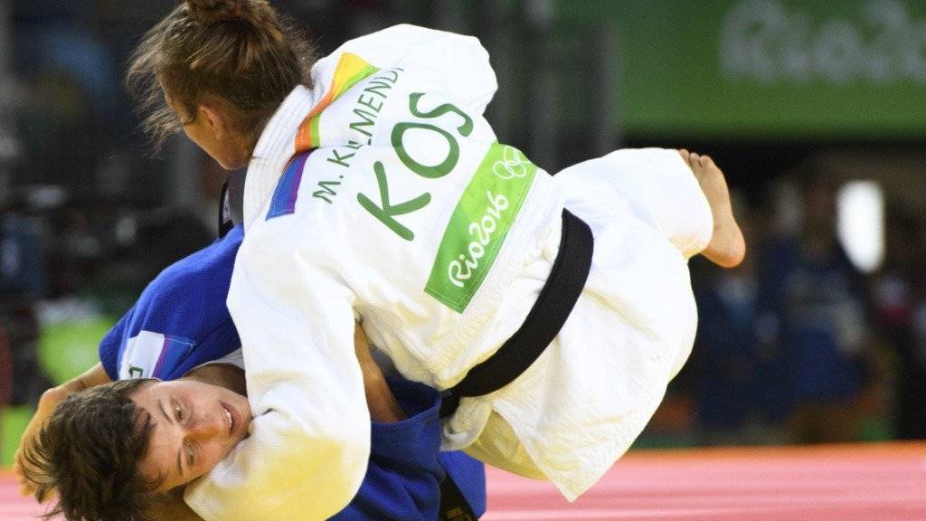 Musste in der 2. Runde des Judo-Turniers bis 52 kg untendurch: die Baselbieterin Evelyne Tschopp (in blau) gegen die Kosovarin Majlinda Kelmendi