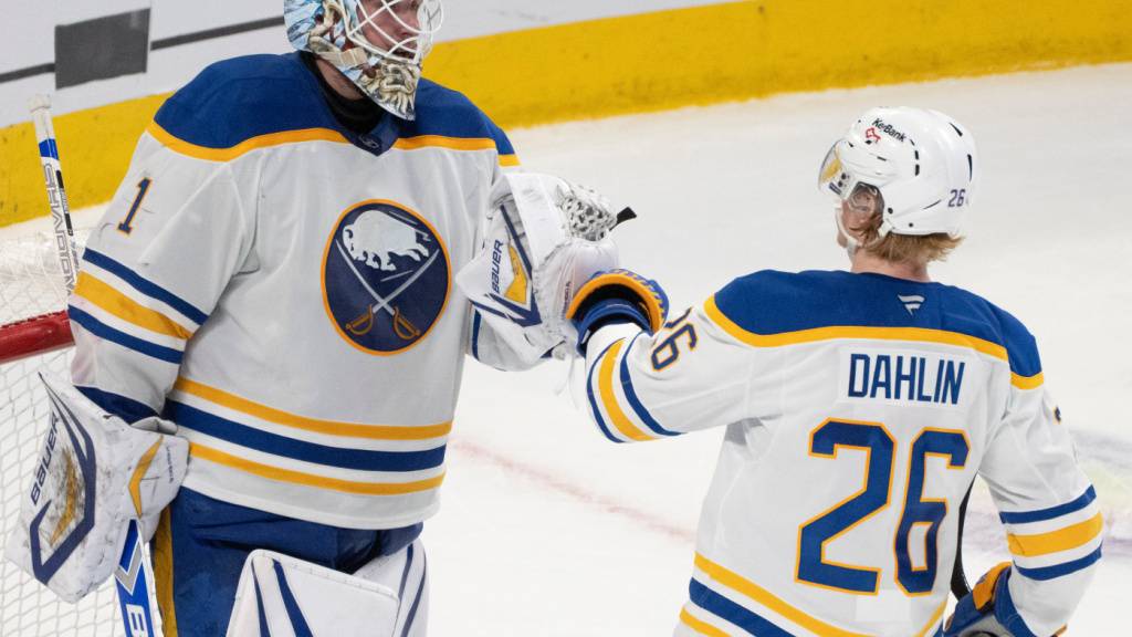 Goalie Ukko-Pekka Luukkonen (links) zeigt für Buffalo 28 Paraden