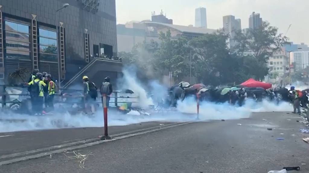 Demonstranten verschanzen sich vor Polizei in der Universität