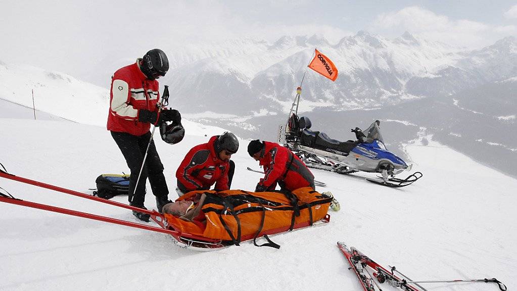 Ein 17-jähriger Skifahrer ist im Skigebiet Gemsstock in Andermatt in eine achtköpfige Schülergruppe gefahren und hat dabei vier Kinder verletzt. (Themenbild)