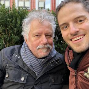 Ueli Steiger hat als Kameramann Filme wie unter anderem Godzilla gedreht