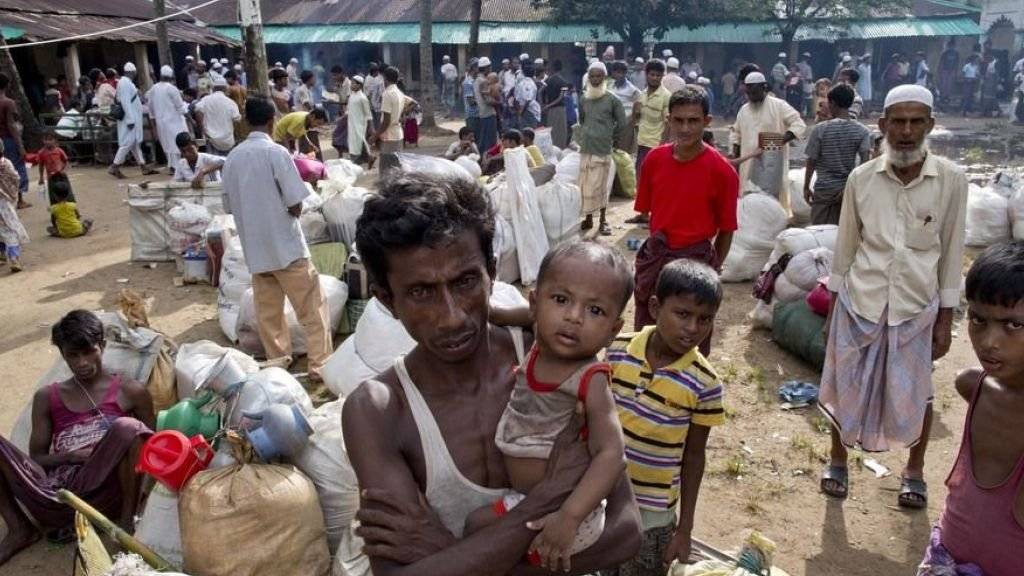 Neue ankommende Flüchtlinge aus Myanmar verlassen eine Notunterkunft in Shahparirdwip in Bangladesch. (Archivbild)