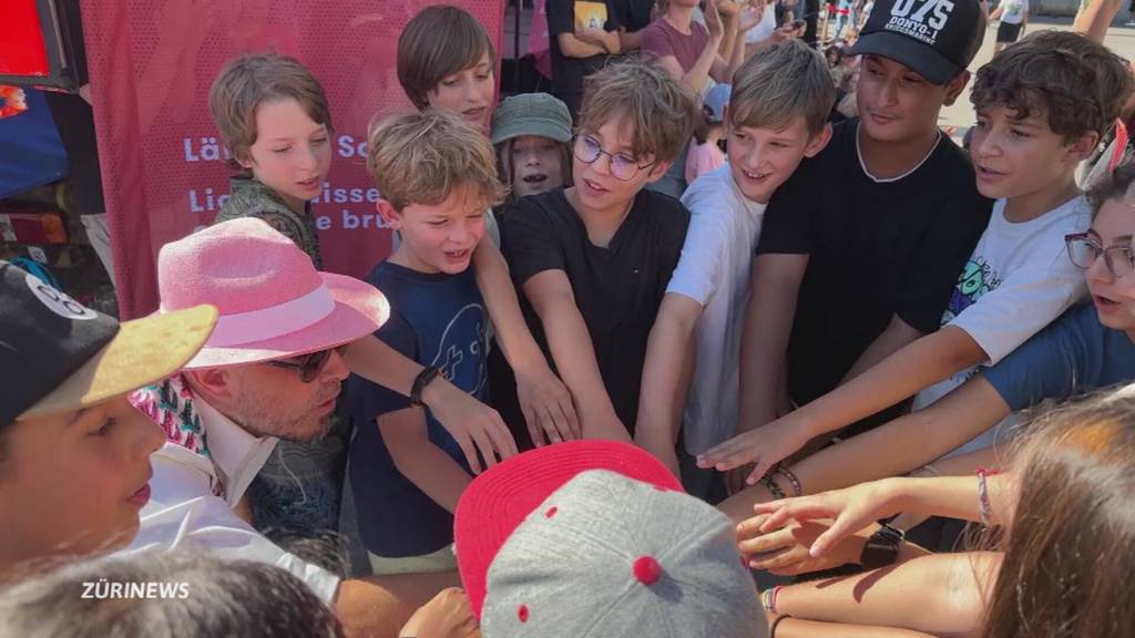 Dodo singt mit Schulkindern am Schiffbauplatzfest