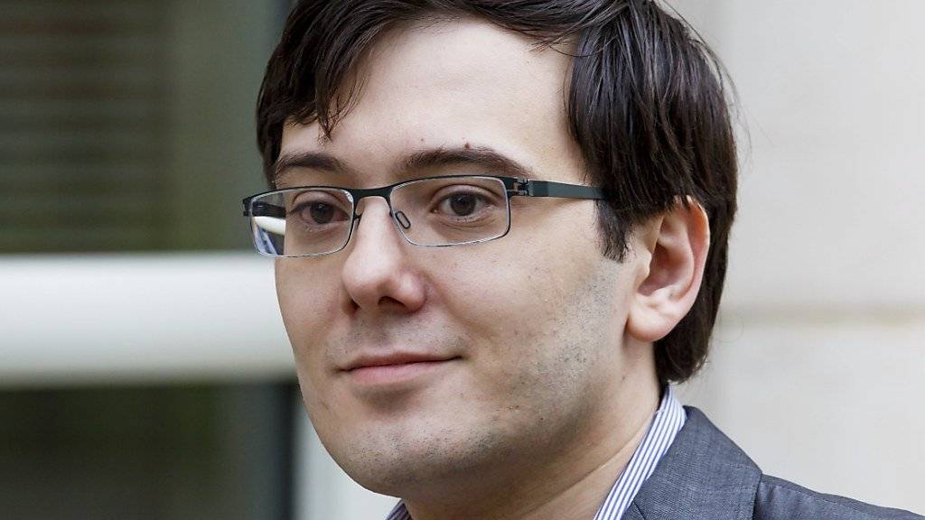 Der wegen drastischer Preiserhöhungen bei einem lebensrettenden Medikament in die Schlagzeilen geratene Pharmaunternehmer Martin Shkreli muss für 7 Jahre in Gefängnis.  Er wurde wegen veruntreuter Anlegergelder verurteilt.(Archivbild)