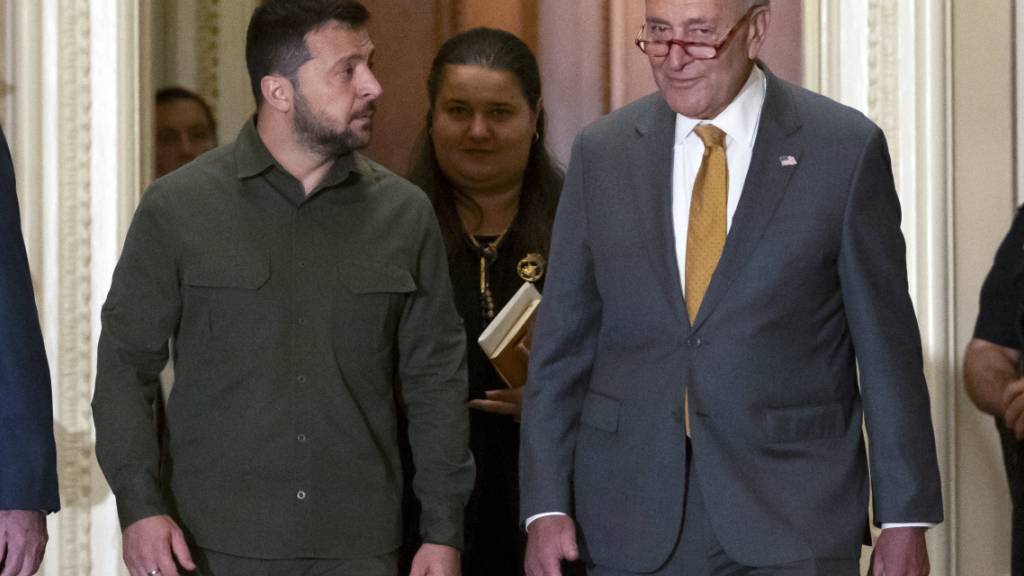 Wolodymyr Selenskyj (l), Präsident der Ukraine, geht neben Chuck Schumer, Mehrheitsführer im Senat der USA, auf dem Capitol Hill. Selenskyj legt nach der UN-Generaldebatte in New York einen Stopp bei seinem wichtigsten Verbündeten in Washington ein. Foto: Mark Schiefelbein/AP/dpa